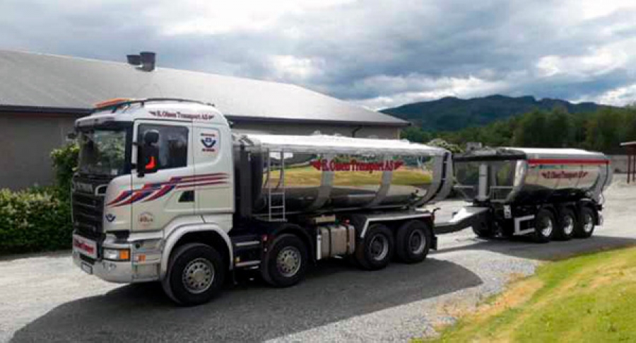 Scania R580  CB8X4 HHZ med vanlig platt og ny asfaltbalje med ny asfaltkjerre